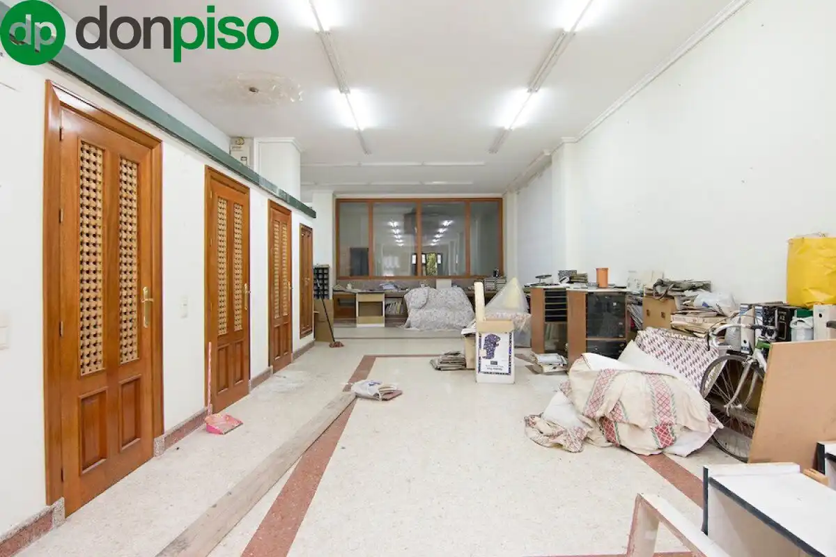 Local en venta en Granada con Amueblado