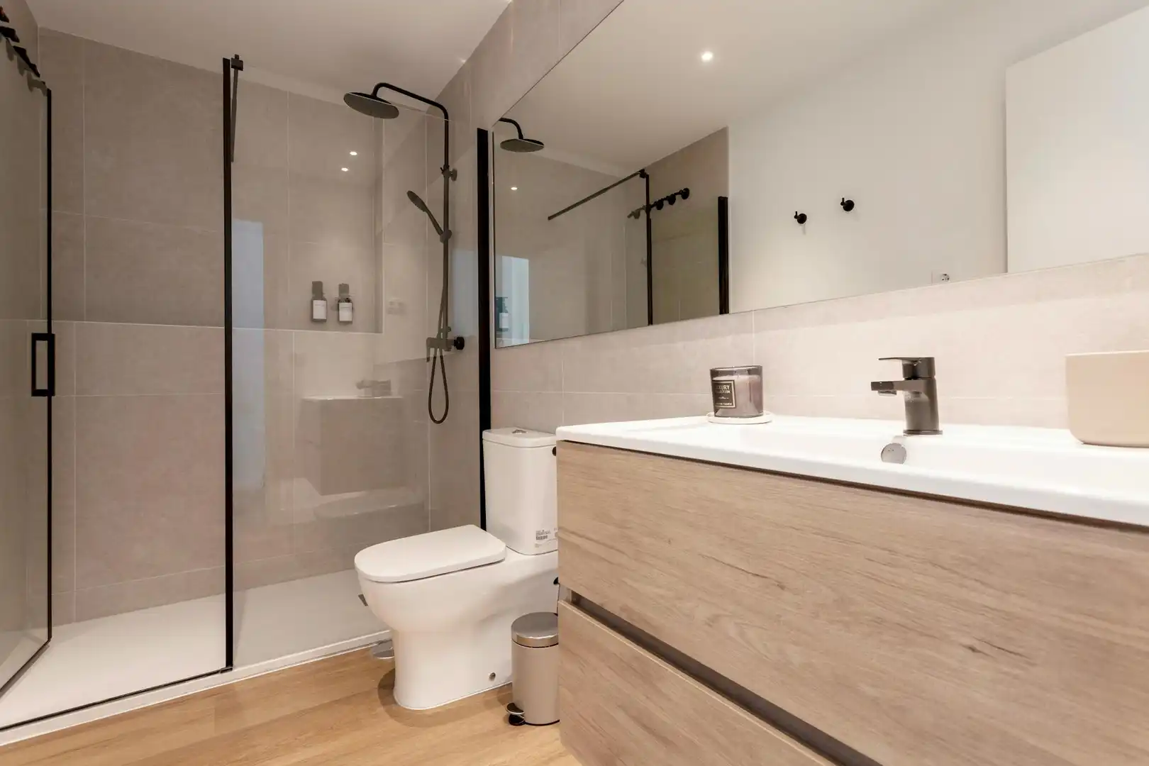Bathroom of Flat for rent in Madrid  with Air Conditioner, Heating and Washing machine