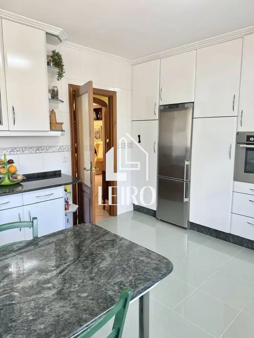 Cuina de Casa o xalet en venda en Vilagarcía de Arousa amb Calefacció, Jardí privat i Parquet