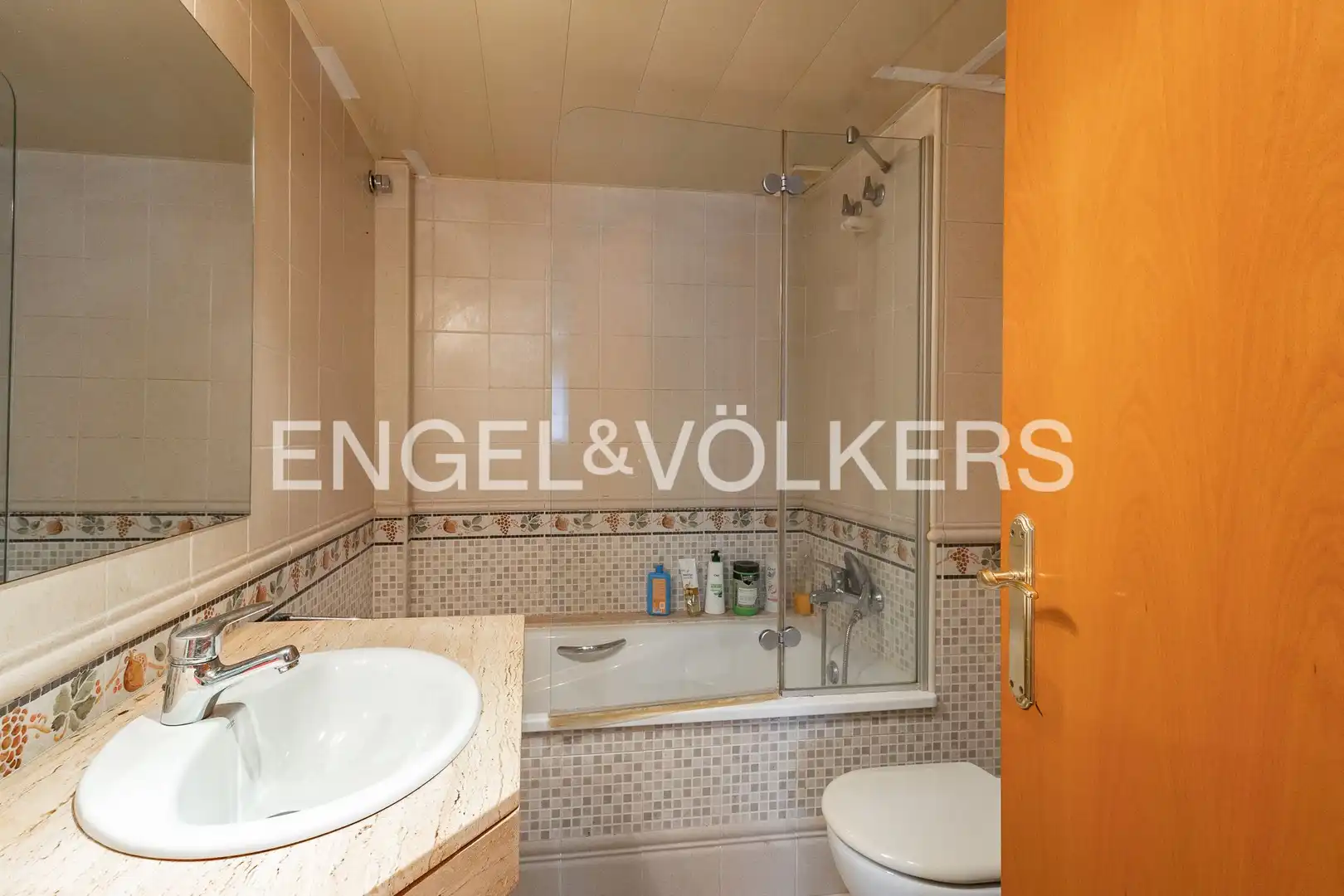 Bathroom of Flat for sale in Castelldefels  with Air Conditioner, Heating and Parquet flooring