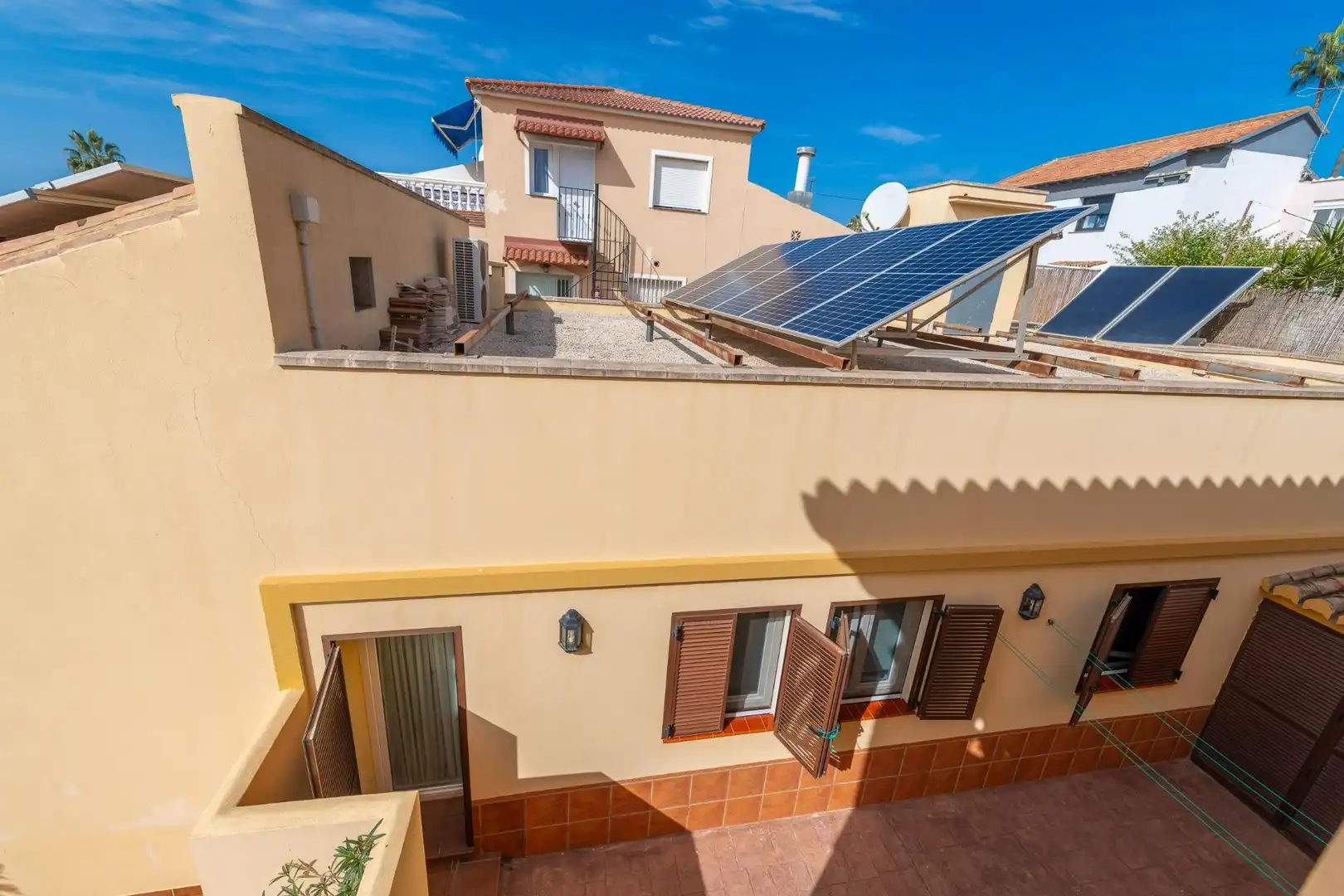 Vista exterior de Casa o xalet en venda en Rincón de la Victoria amb Aire condicionat, Jardí privat i Terrassa
