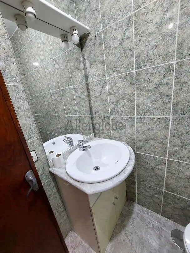 Baño de Piso de alquiler en Oviedo  con Calefacción y Balcón