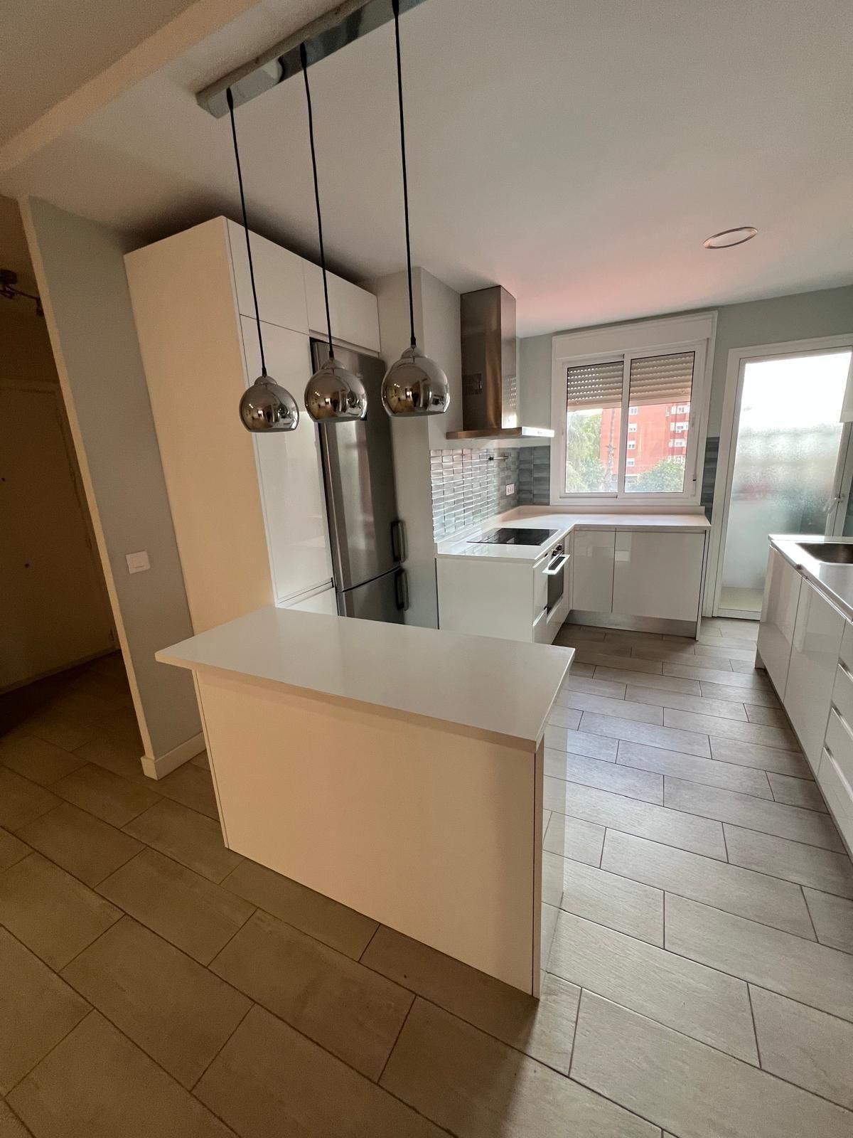 Cuina de Pis de lloguer en  Sevilla Capital amb Aire condicionat, Terrassa i Balcó