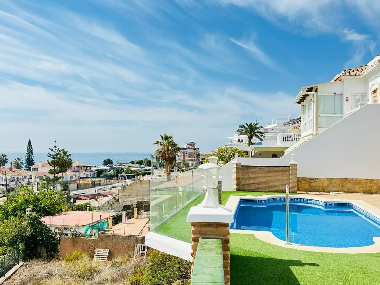 Vista exterior de Casa o xalet en venda en Torrox amb Aire condicionat, Jardí privat i Traster