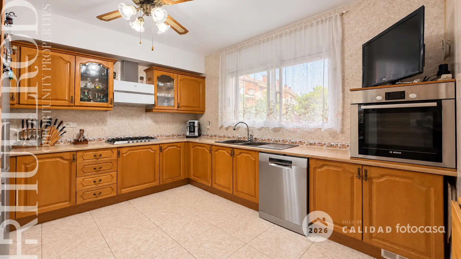 Cocina de Casa adosada en venta en Cerdanyola del Vallès con Aire acondicionado, Calefacción y Jardín privado