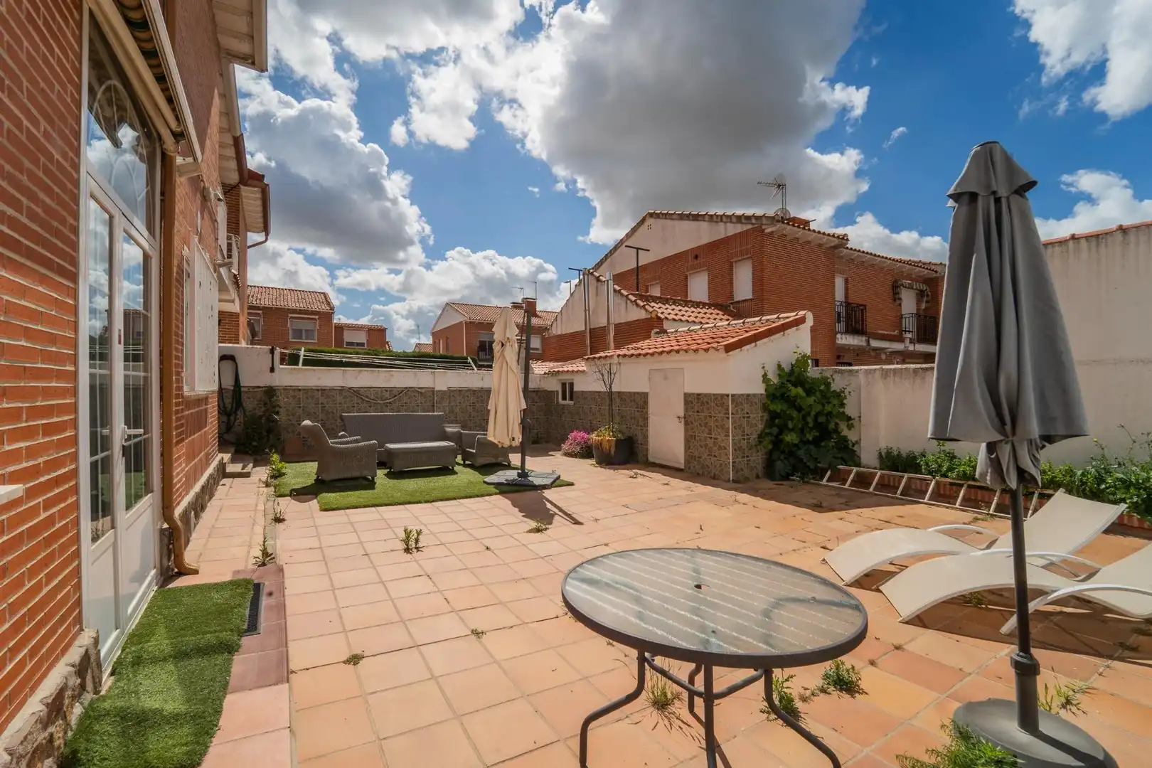 Garten von Einfamilien-Reihenhaus zum Verkauf in Cedillo del Condado mit Heizung, Privatgarten und Terrasse