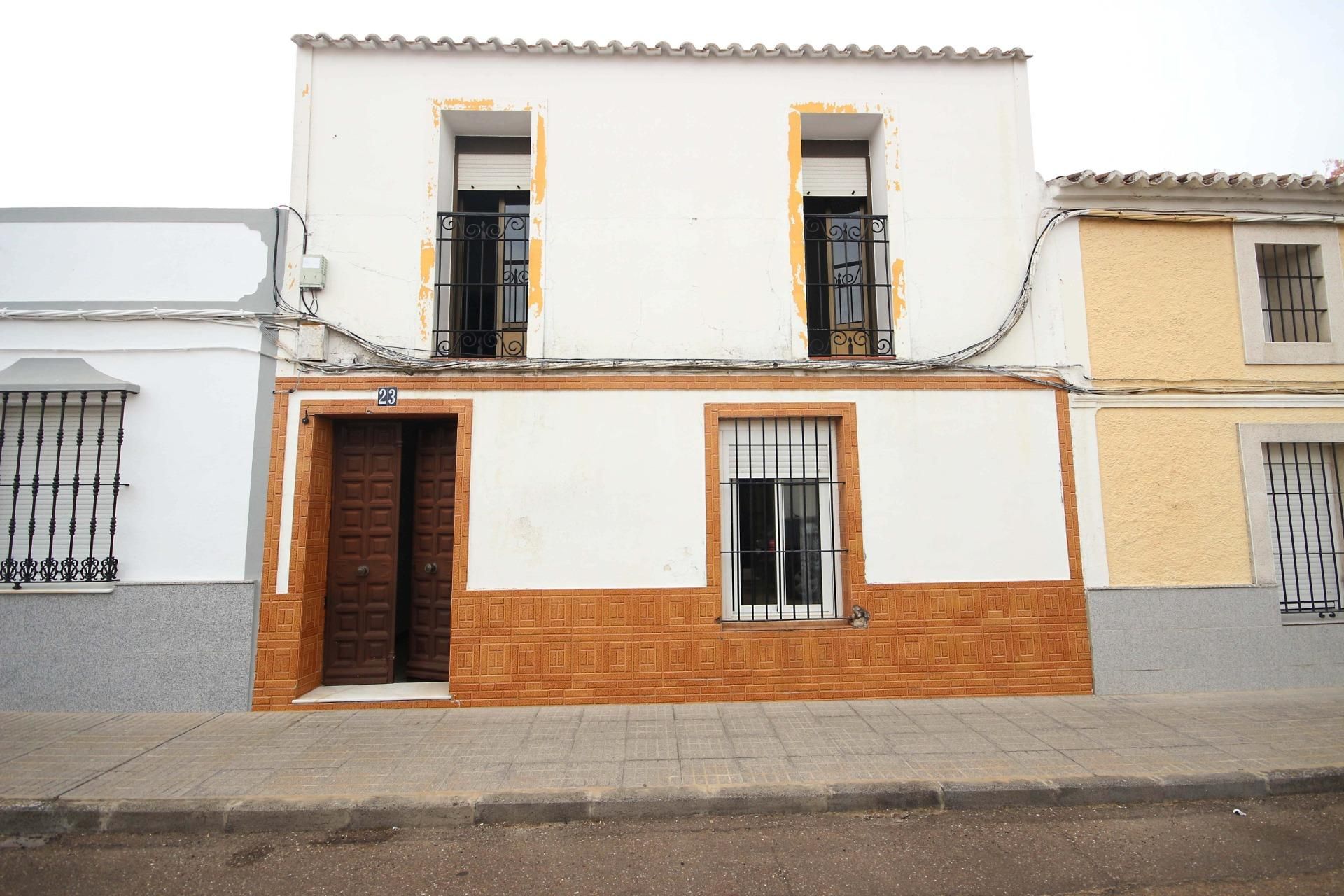 Exterior view of House or chalet for sale in Puebla de la Calzada  with Storage room and Balcony