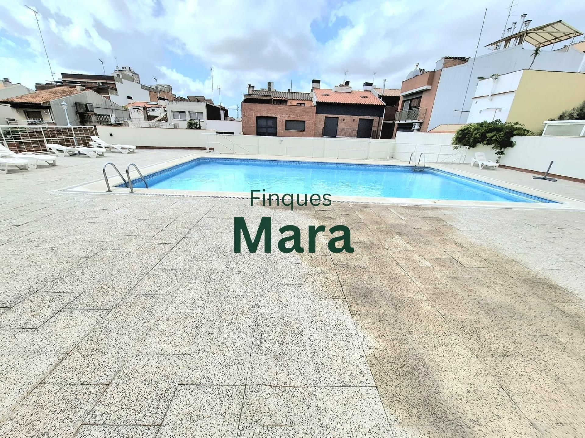 Piscina de Casa adosada en venda en Sant Boi de Llobregat amb Aire condicionat, Calefacció i Terrassa