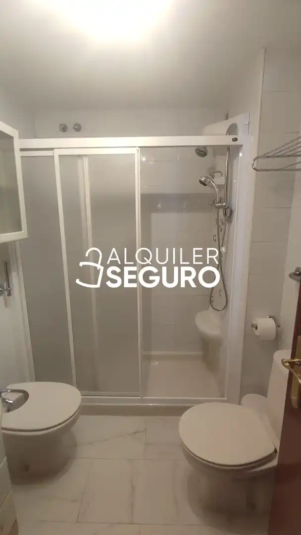 Bathroom of Flat for rent in Madrid  with Air Conditioner, Heating and Terrace