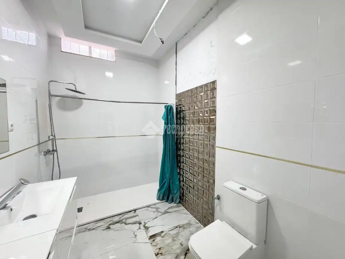 Bany de Casa adosada en venda en Almería amb Calefacció