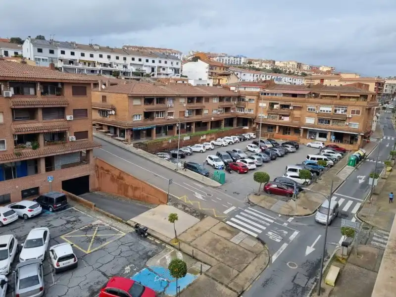 Aparcament de Pis en venda en Plasencia amb Jardí privat, Traster i Balcó