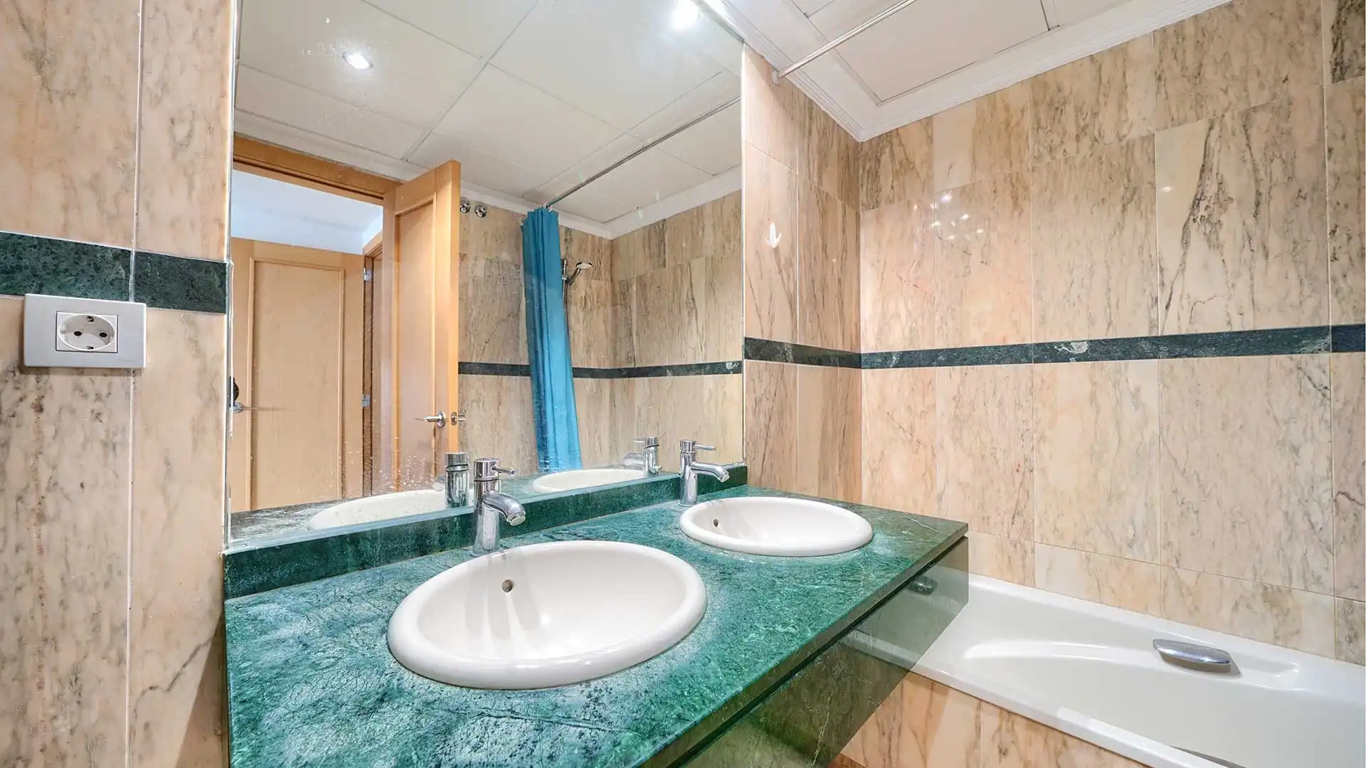 Bany de Apartament en venda en Marbella amb Aire condicionat, Terrassa i Piscina