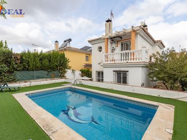 Xalet amb balcó en venda a Altos de la Zubia