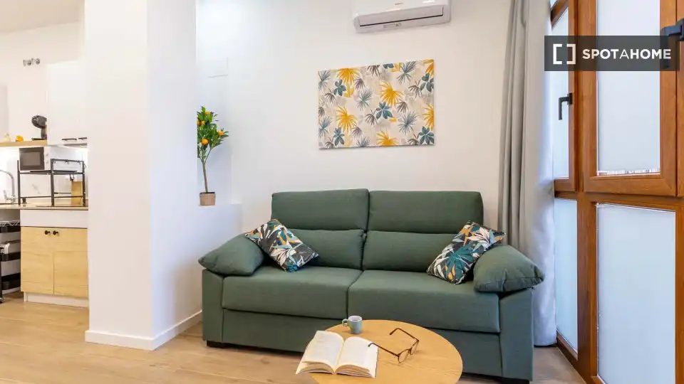 Living room of Flat for rent in Valencia  with Air Conditioner, Heating and Furnished