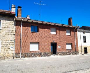 Vista exterior de Casa adosada en venda en Celada del Camino amb Parquet