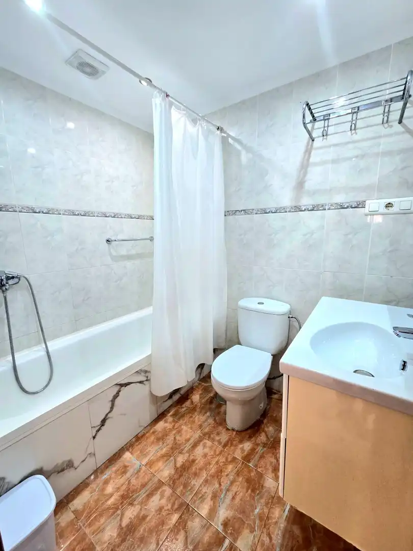 Badezimmer von Wohnung zum Verkauf in Torremolinos mit Klimaanlage, Privatgarten und Terrasse