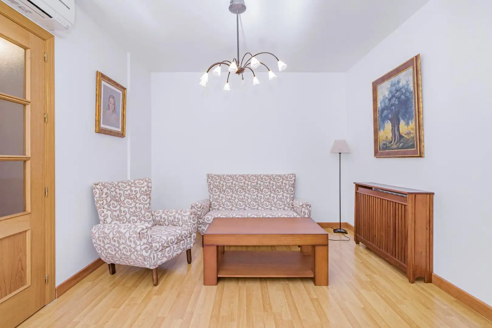 Living room of Flat for sale in Granada  with Air Conditioner, Heating and Storage room