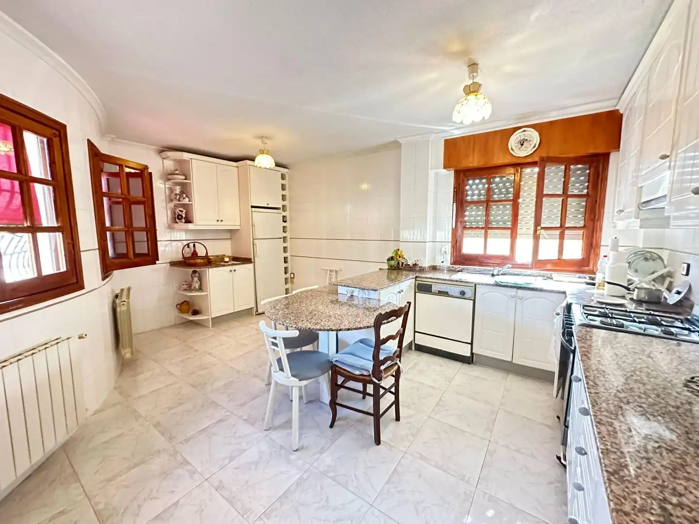Cuina de Casa o xalet en venda en Alicante / Alacant amb Jardí privat, Terrassa i Traster