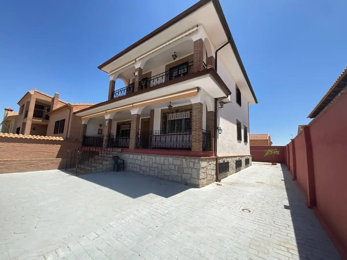 Außenansicht von Einfamilien-Reihenhaus zum Verkauf in Villaluenga de la Sagra mit Klimaanlage und Heizung