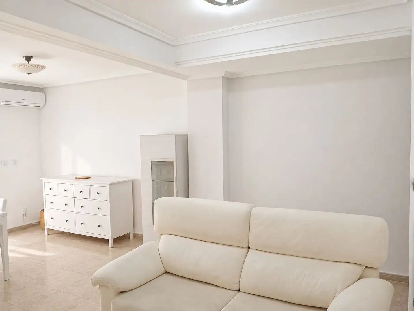 Wohnzimmer von Wohnung zur Miete in Torrevieja mit Klimaanlage, Heizung und Terrasse