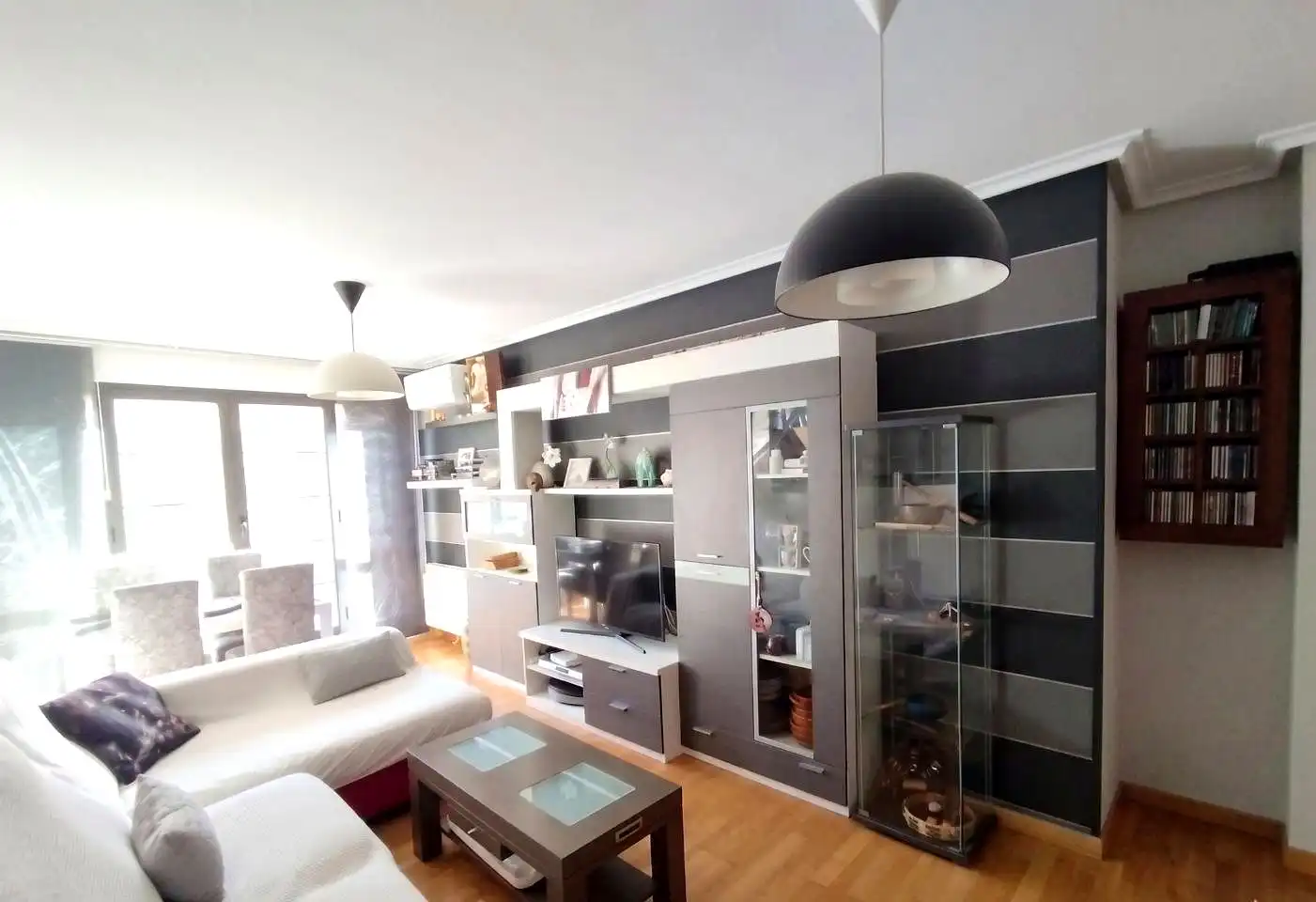 Wohnzimmer von Wohnungen zum Verkauf in Lardero mit Heizung, Parkett und Abstellraum