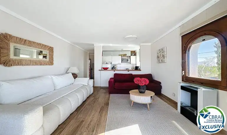 Sala d'estar de Apartament en venda en Roses amb Calefacció, Terrassa i Moblat
