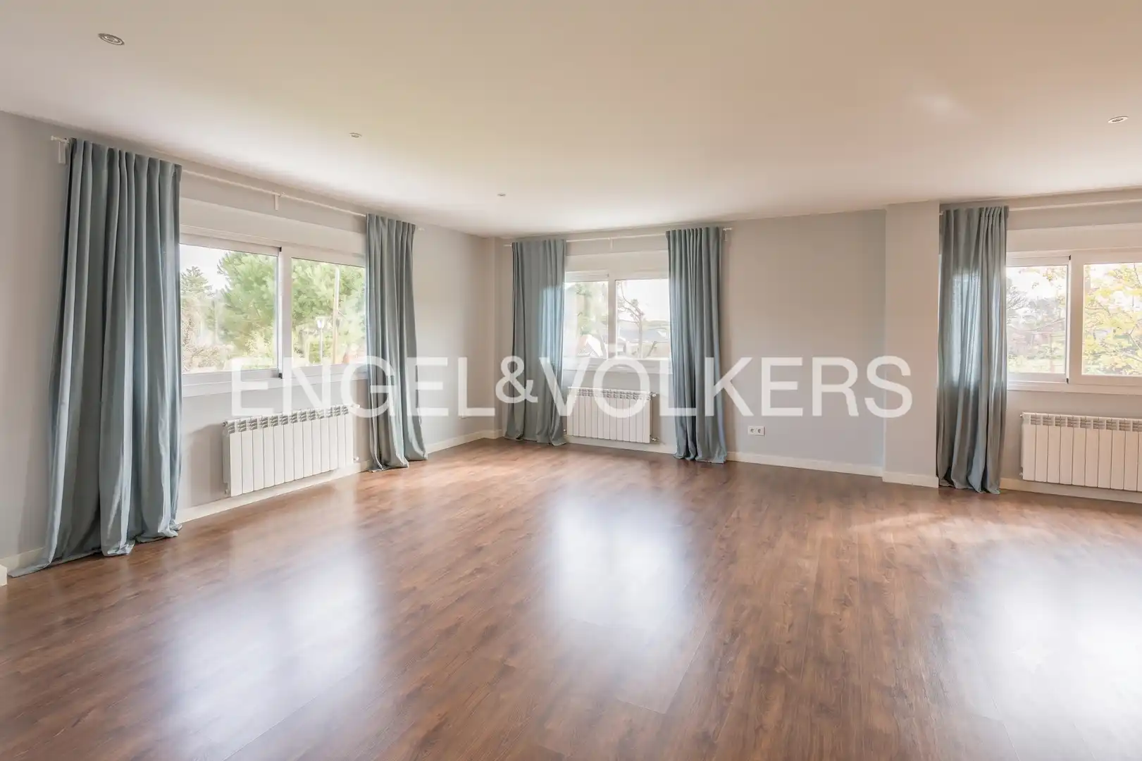 Sala de estar de Casa adosada de alquiler en Tres Cantos con Aire acondicionado, Calefacción y Jardín privado
