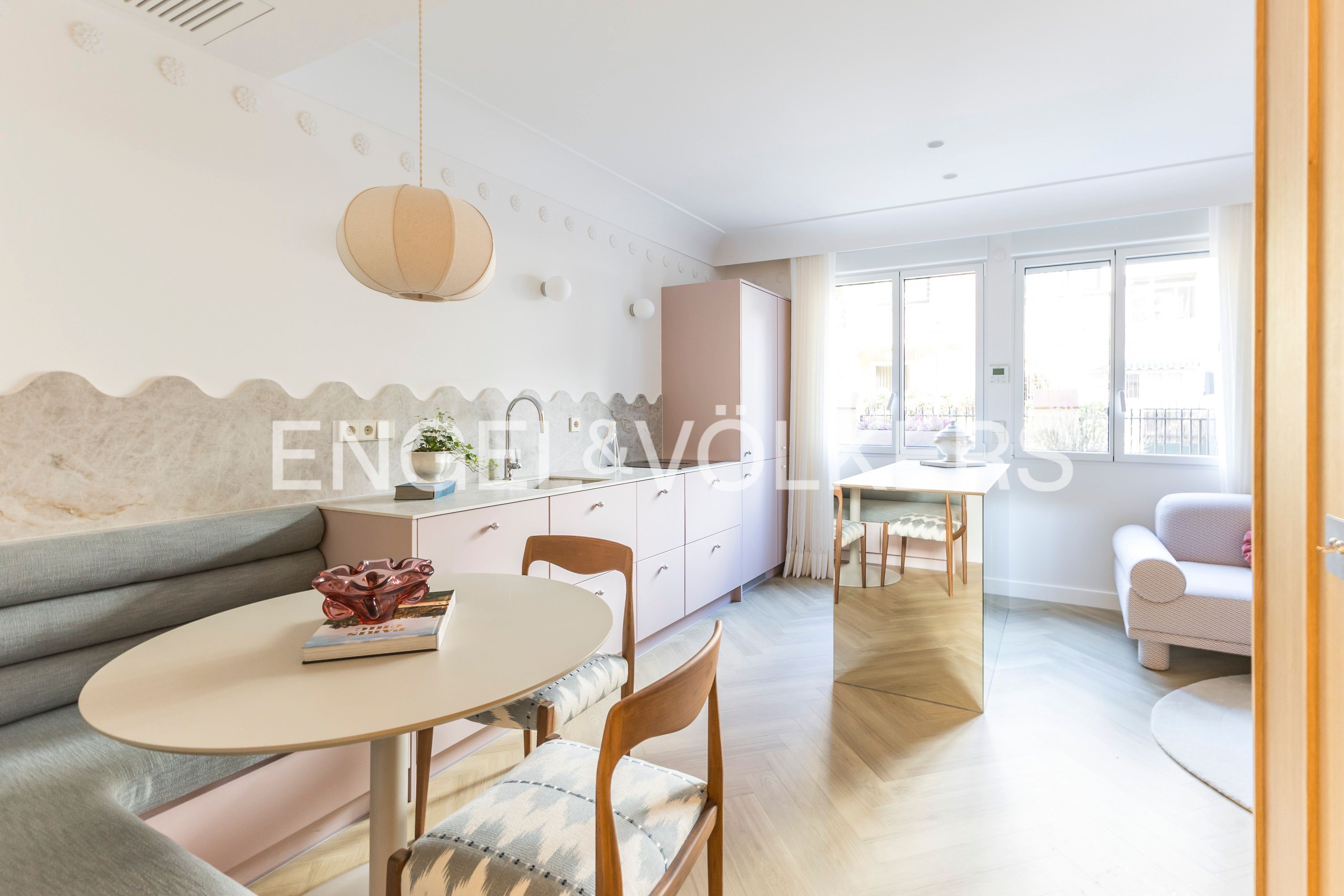 Menjador de Apartament de lloguer en  Madrid Capital amb Aire condicionat, Calefacció i Moblat