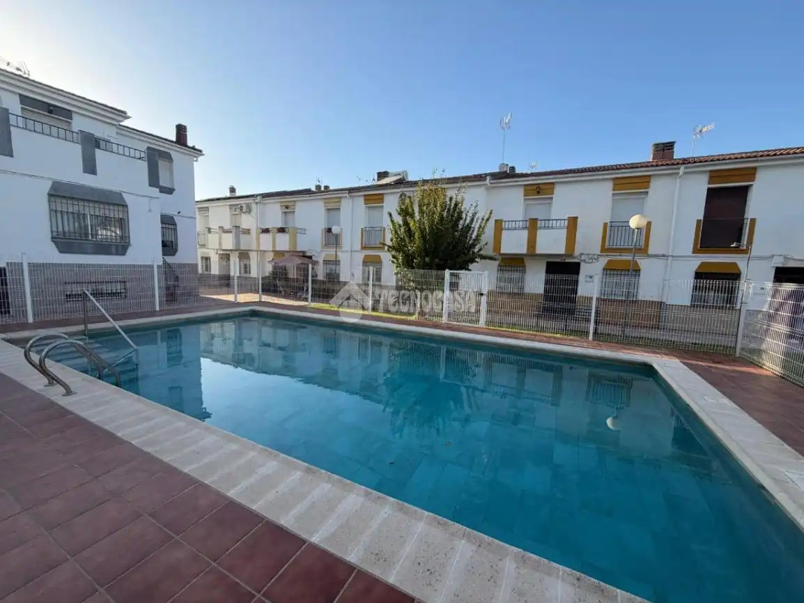 Vista exterior de Casa adosada en venta en Mengíbar con Aire acondicionado, Amueblado y Balcón