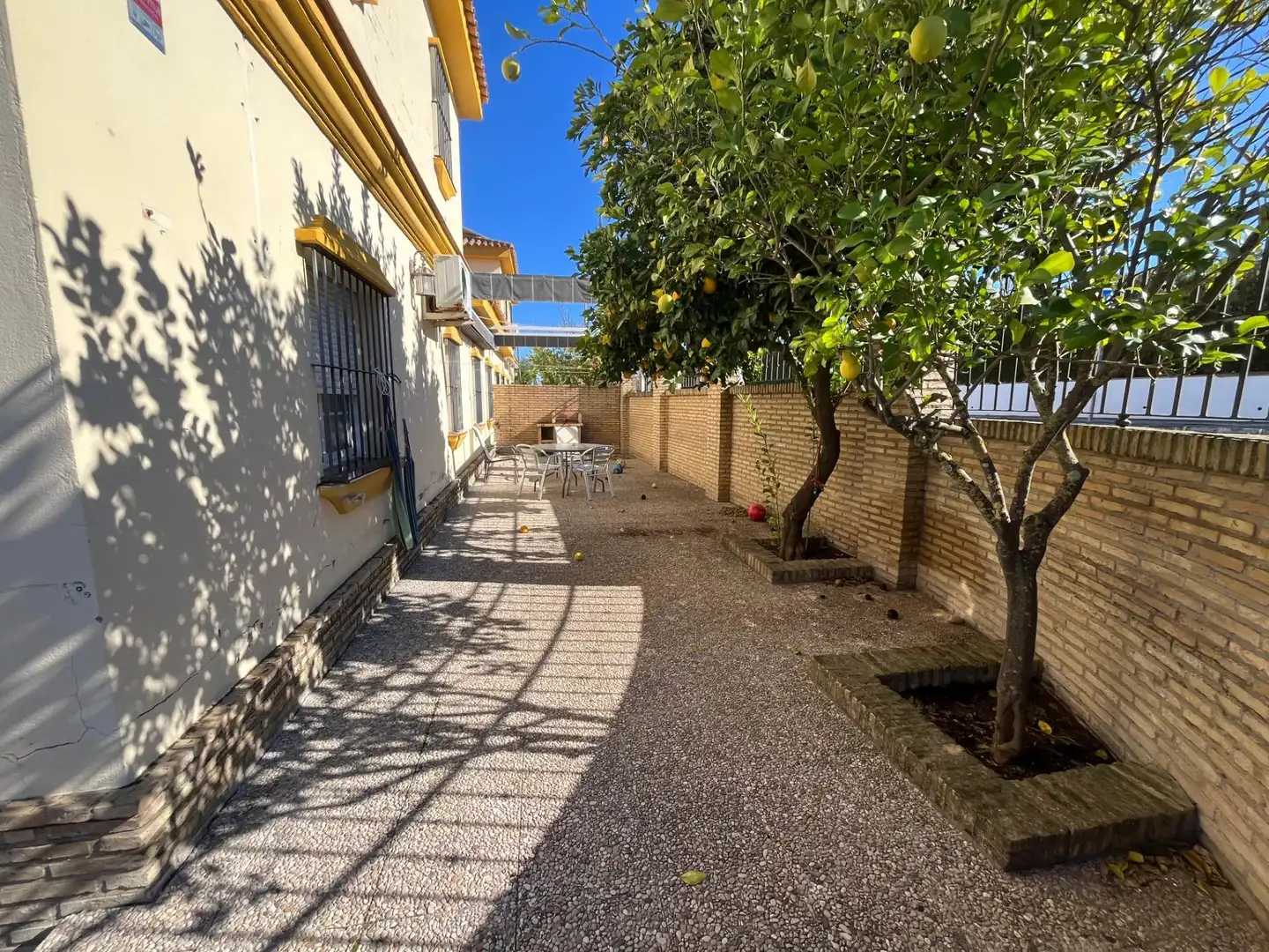Vista exterior de Casa adosada en venda en Huévar del Aljarafe amb Terrassa i Balcó