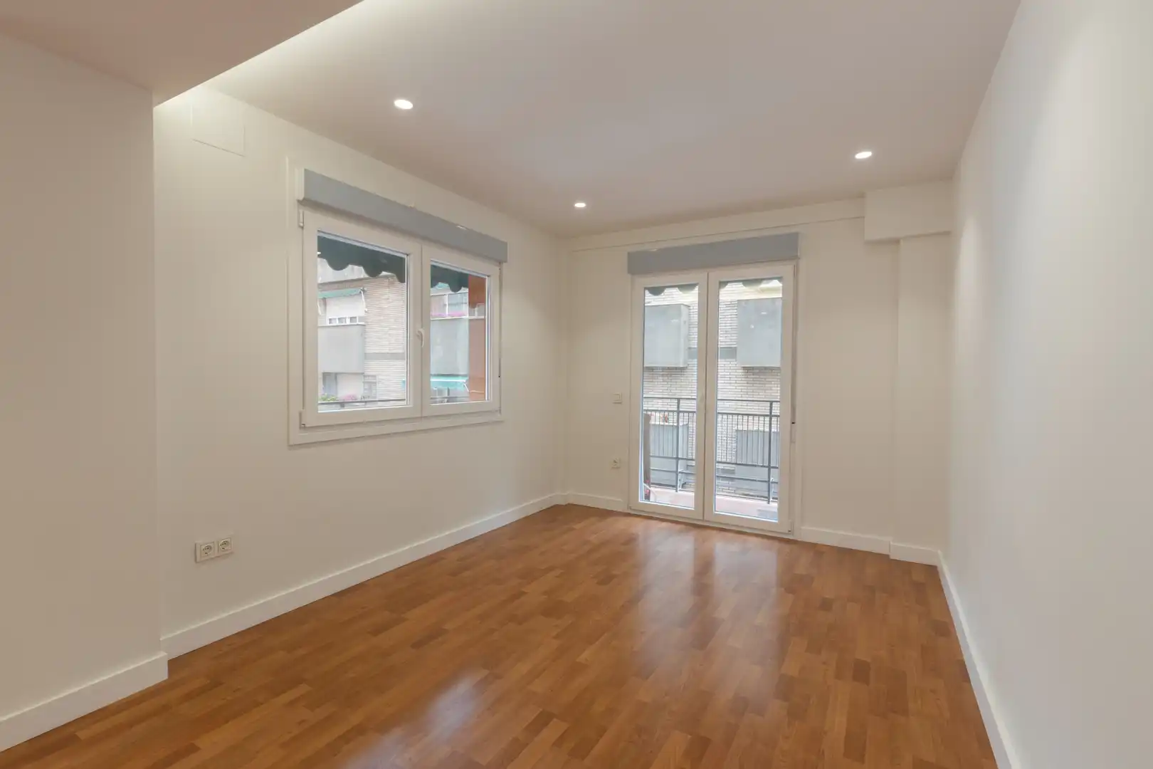 Living room of Flat for sale in Granada  with Air Conditioner, Heating and Parquet flooring
