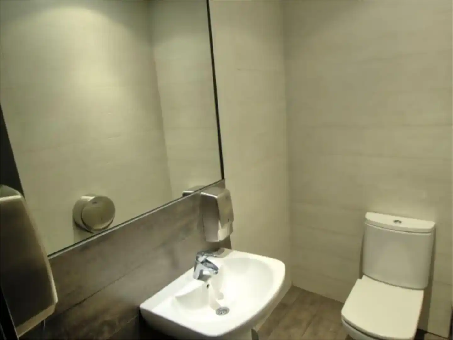 Baño de Local de alquiler en León Capital  con Aire acondicionado y Amueblado
