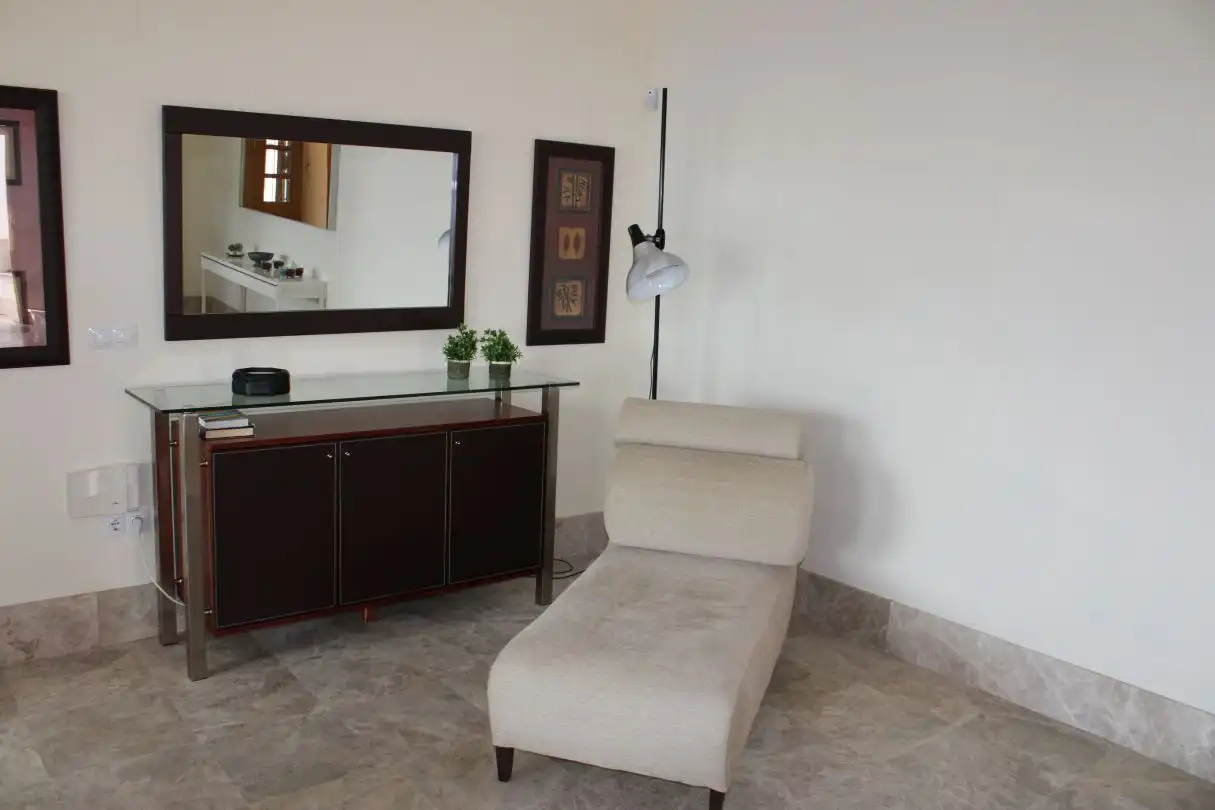 Sala de estar de Casa adosada de alquiler en Marbella con Aire acondicionado, Calefacción y Jardín privado