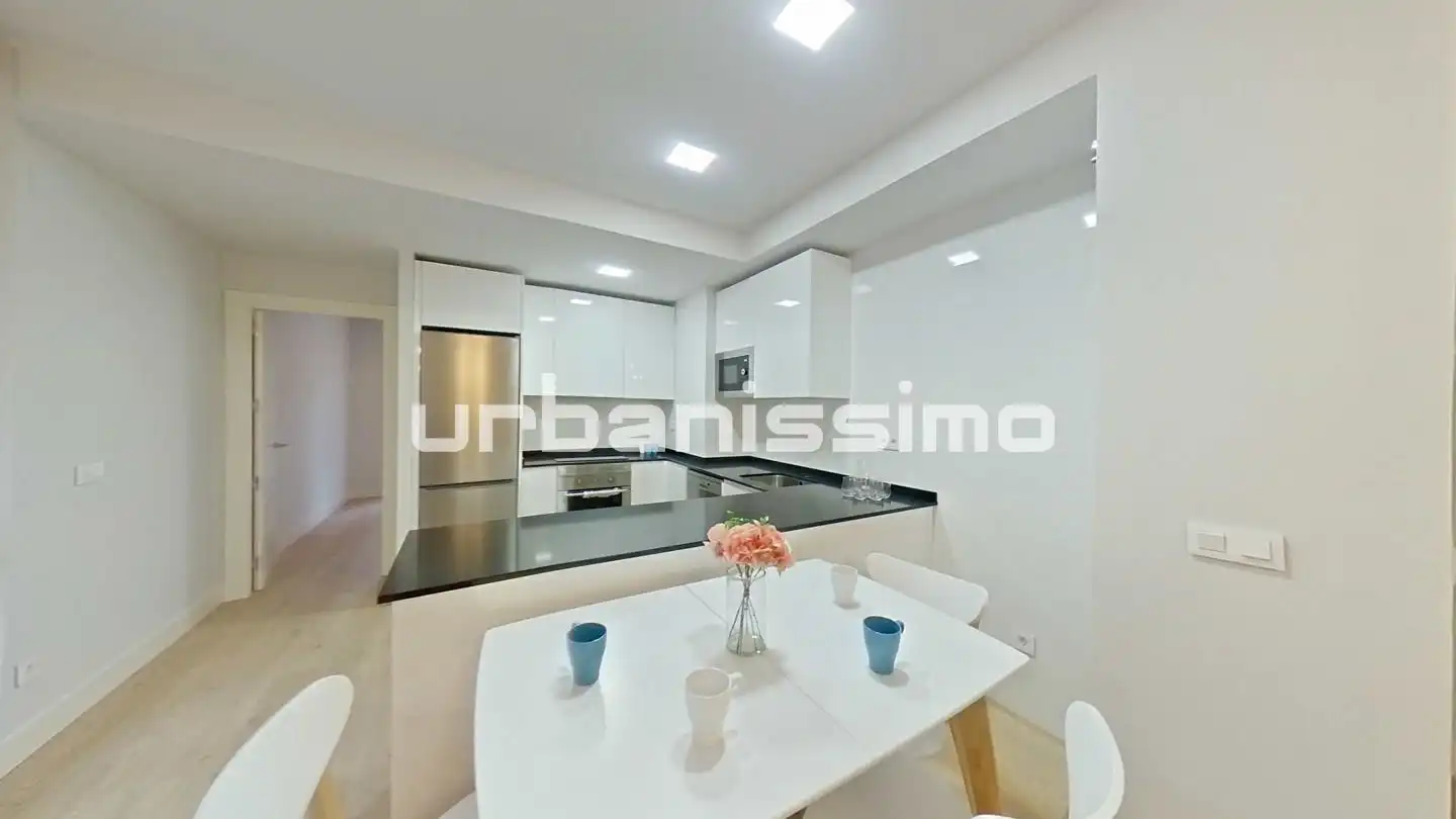 Cuina de Apartament de lloguer en Madrid amb Aire condicionat, Calefacció i Moblat