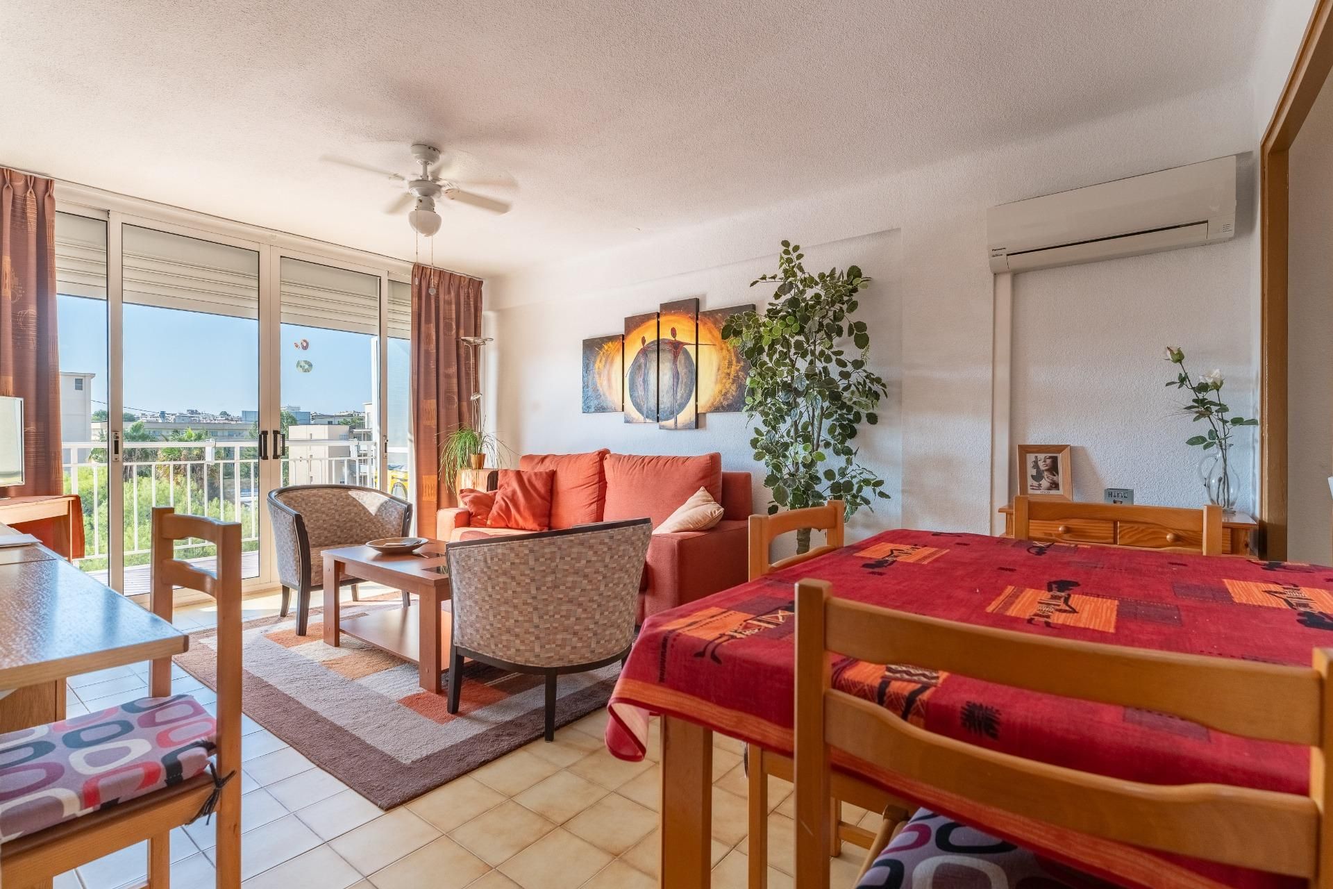 Sala d'estar de Apartament en venda en Salou amb Aire condicionat, Jardí privat i Terrassa