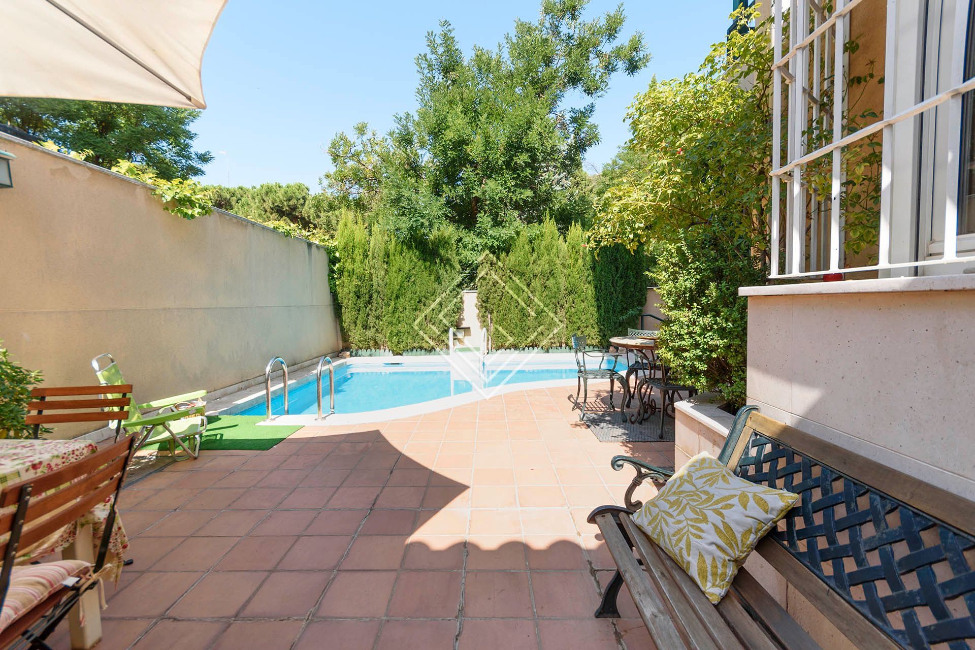 Piscina de Casa o xalet en venda en  Madrid Capital amb Aire condicionat, Calefacció i Jardí privat