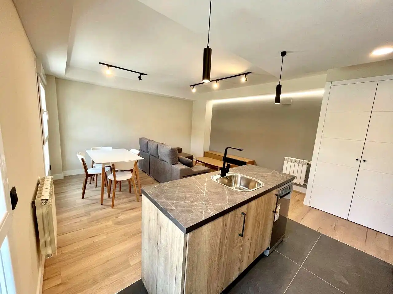 Cuina de Apartament de lloguer en Madrid amb Aire condicionat, Calefacció i Moblat