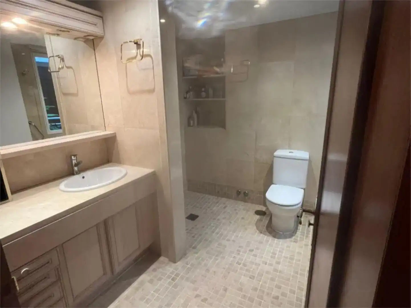 Baño de Piso en venta en  Madrid Capital con Aire acondicionado, Piscina y Balcón