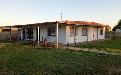 Vista exterior de Casa o xalet en venda en Utrera amb Terrassa