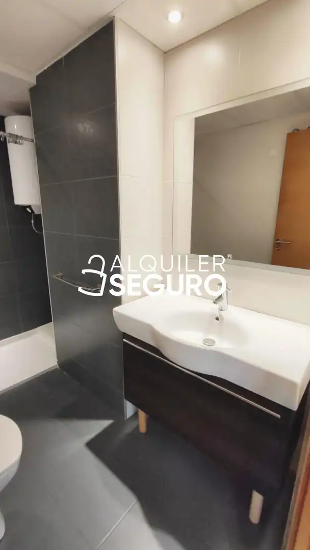 Bathroom of Study for rent in Valencia  with Air Conditioner
