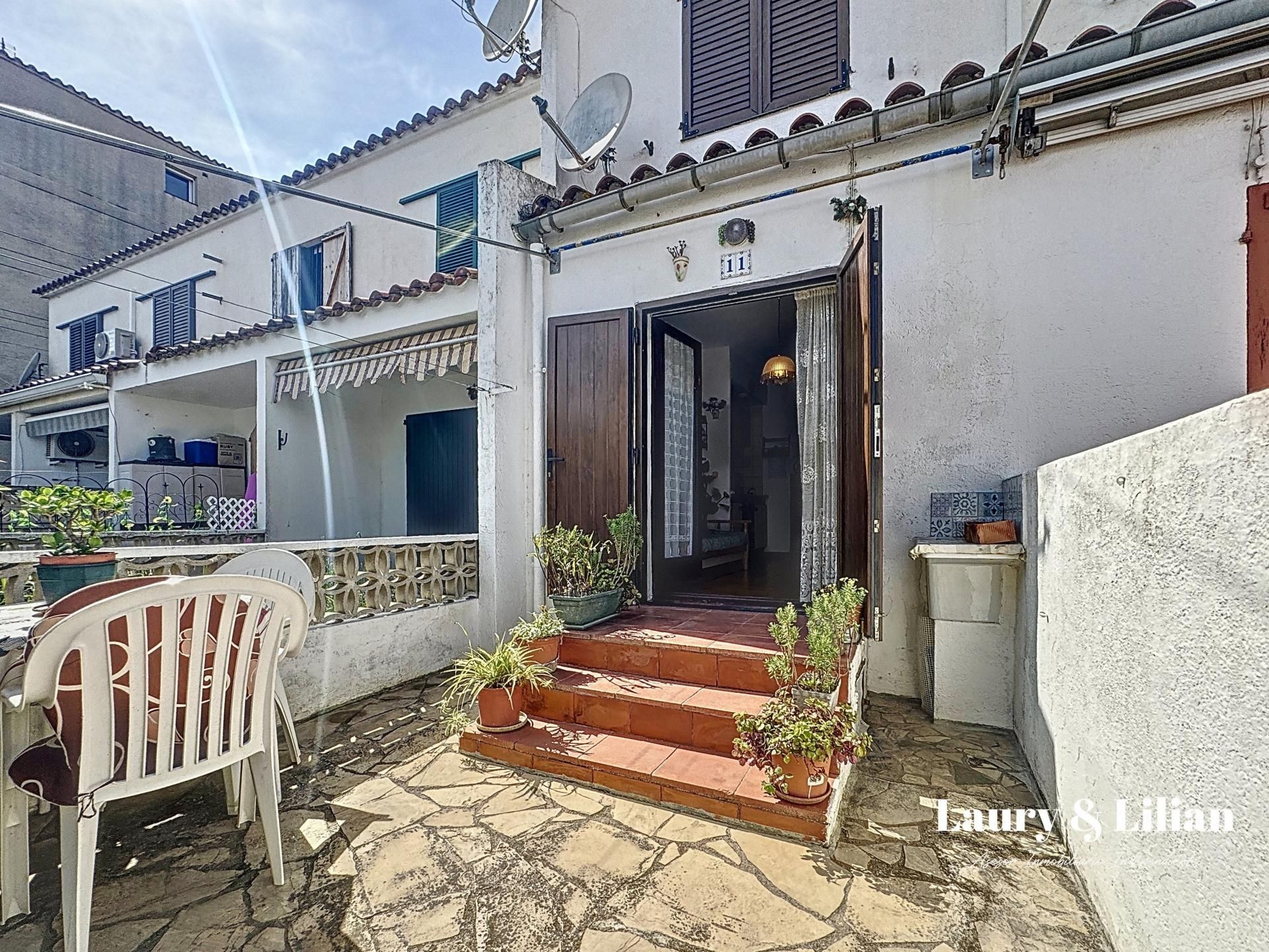 Exterior view of Single-family semi-detached for sale in Empuriabrava
