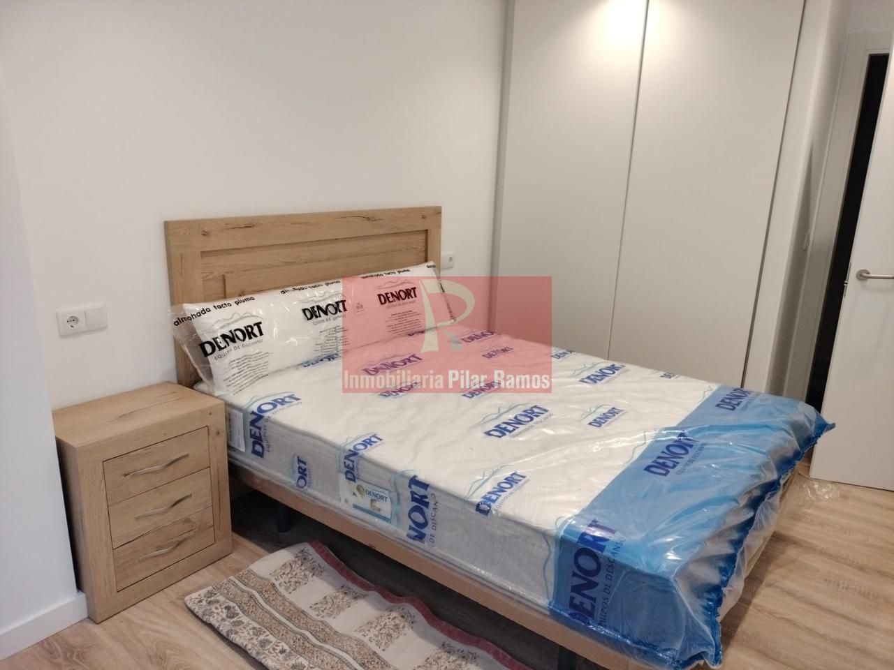 Dormitori de Apartament de lloguer en León Capital  amb Calefacció, Parquet i Terrassa