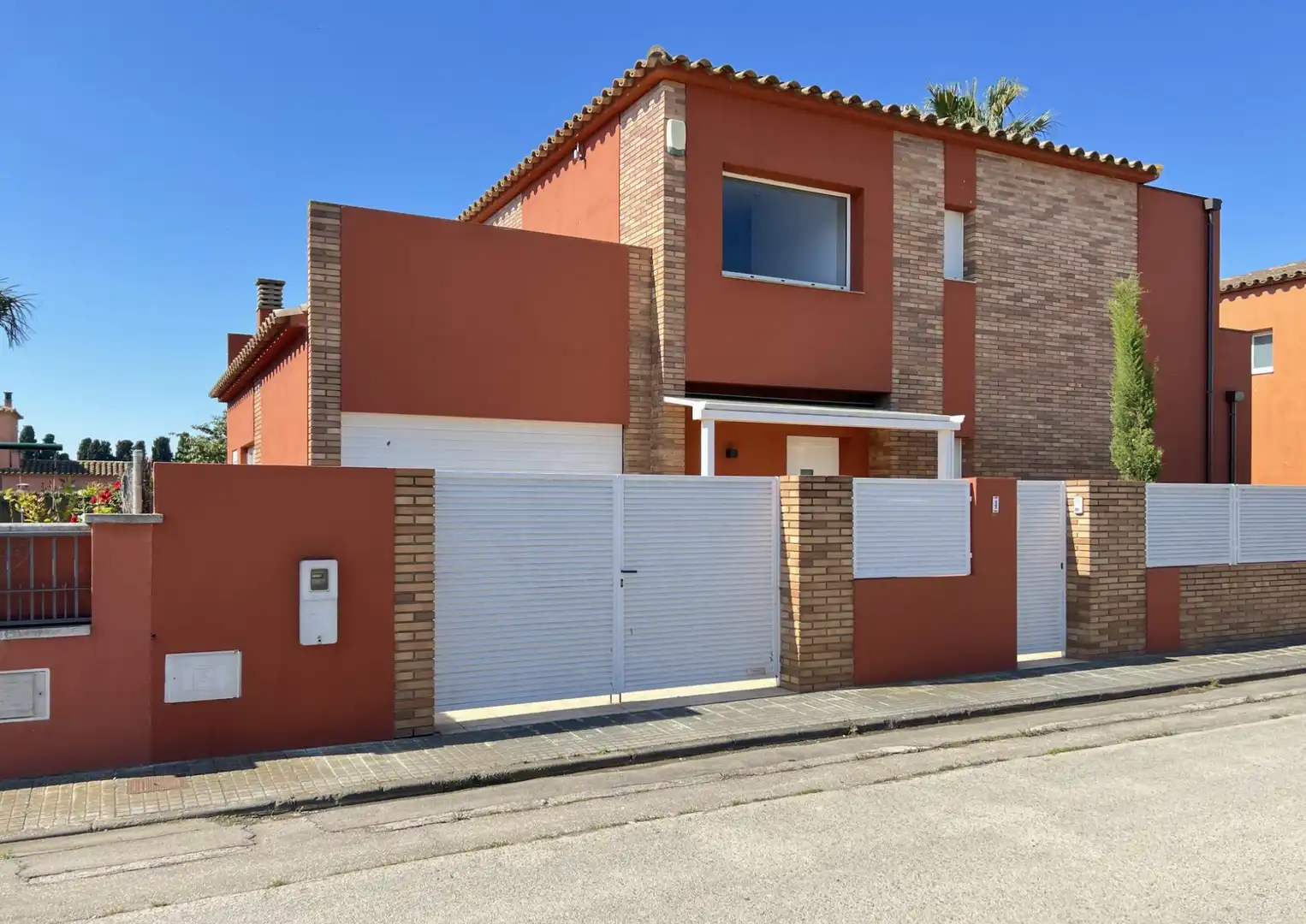 Exterior view of Houses for sale in Sant Pere Pescador  with Air Conditioner, Heating and Private garden