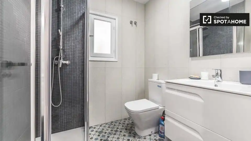 Bathroom of Flat for rent in Valencia  with Air Conditioner, Heating and Furnished