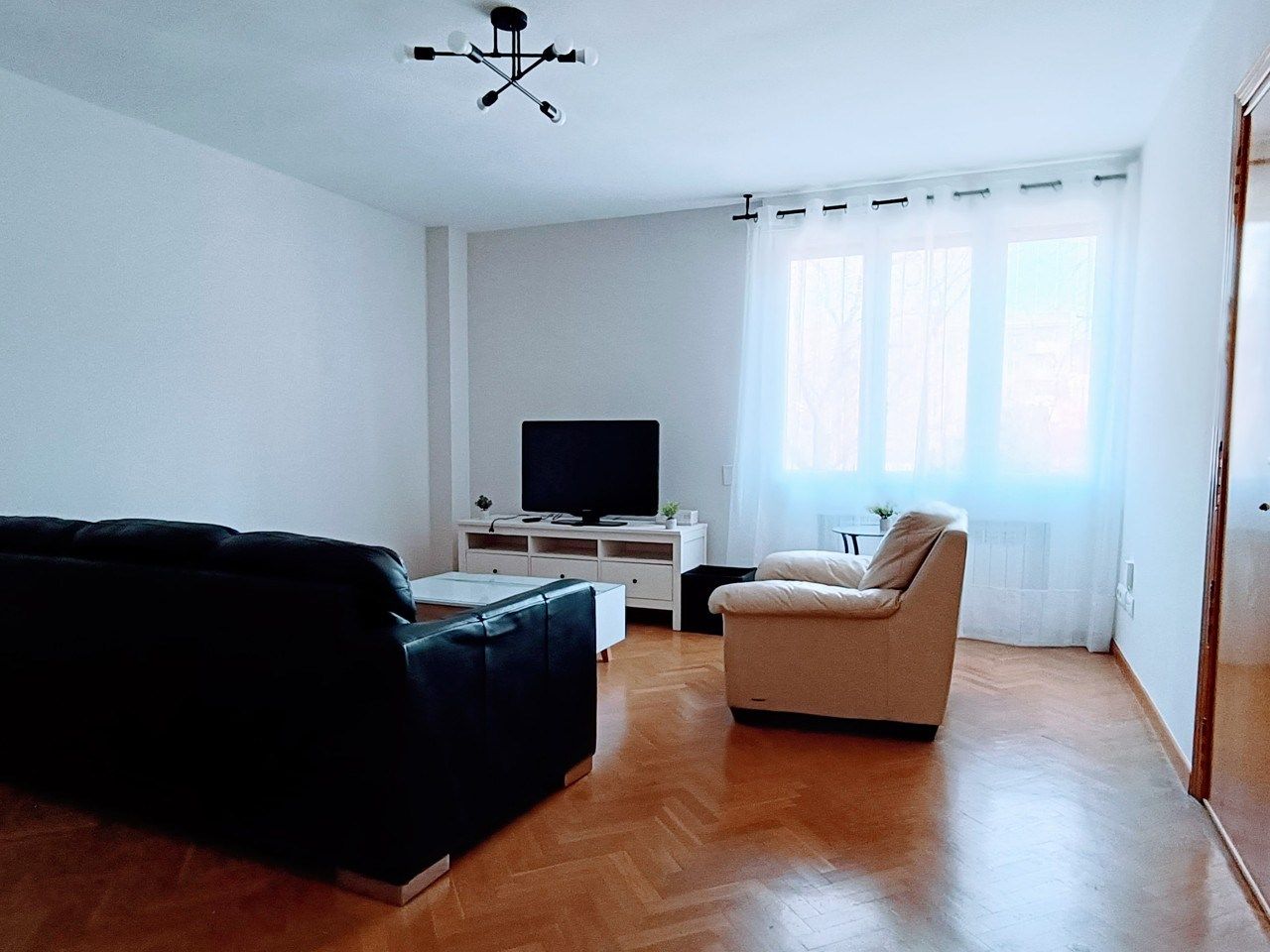 Sala d'estar de Pis de lloguer en  Madrid Capital amb Aire condicionat, Calefacció i Parquet