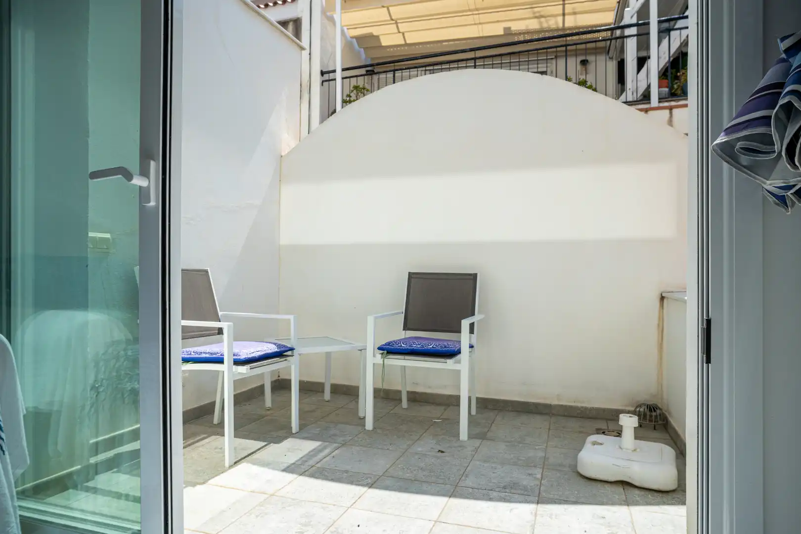 Terrasse von Einfamilien-Reihenhaus zum Verkauf in Sitges mit Klimaanlage, Heizung und Parkett