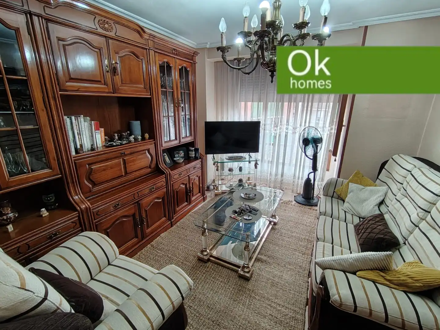 Sala d'estar de Casa adosada en venda en San Martín del Rey Aurelio amb Calefacció, Parquet i Terrassa