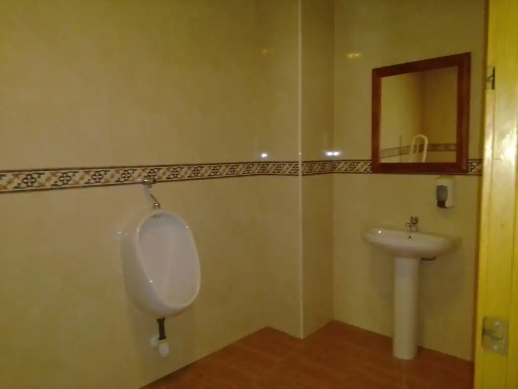 Badezimmer von Einfamilien-Reihenhaus zum Verkauf in Martos mit Klimaanlage, Heizung und Terrasse