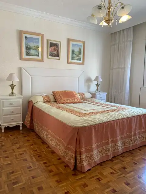 Habitación de Piso de alquiler en  Pamplona / Iruña con Calefacción, Parquet y Amueblado