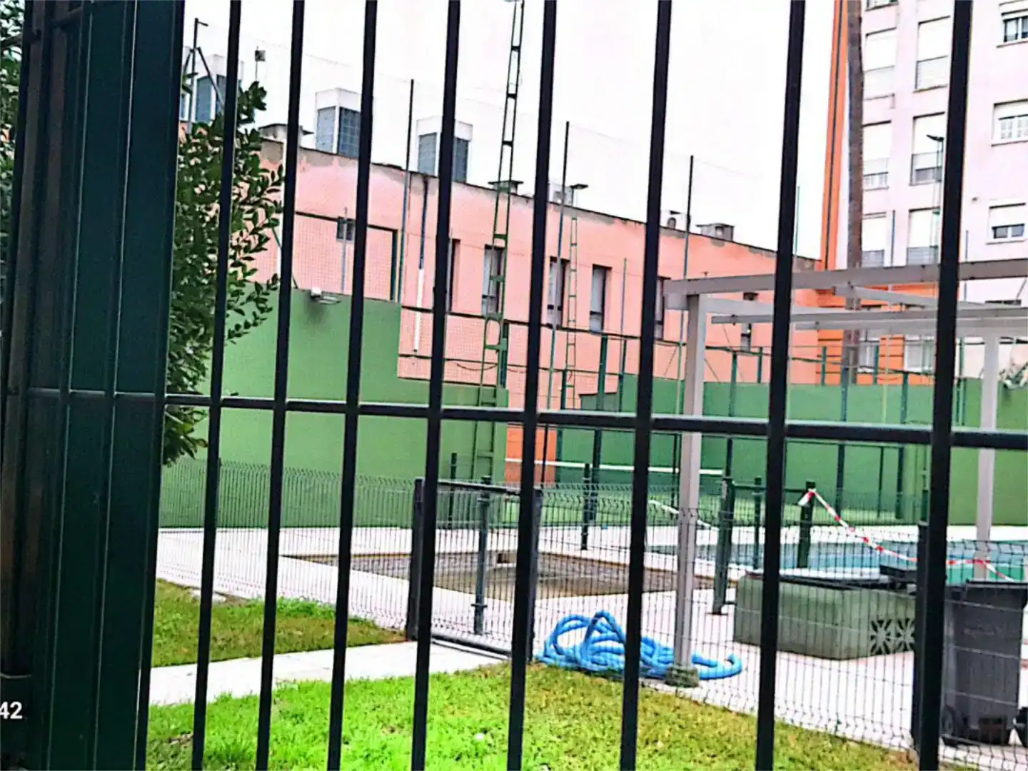 Vista exterior de Pis en venda en Sevilla amb Jardí privat i Piscina